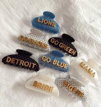 GAMEDAY TEAM CLAW CLIP ACCESSORY: GO BUCKS - WHITE POLKA DOT